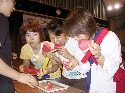 동별 이어달리기 한 코너에서 선수들이 남보다 먼저 수박을 먹느라 야단이다. 